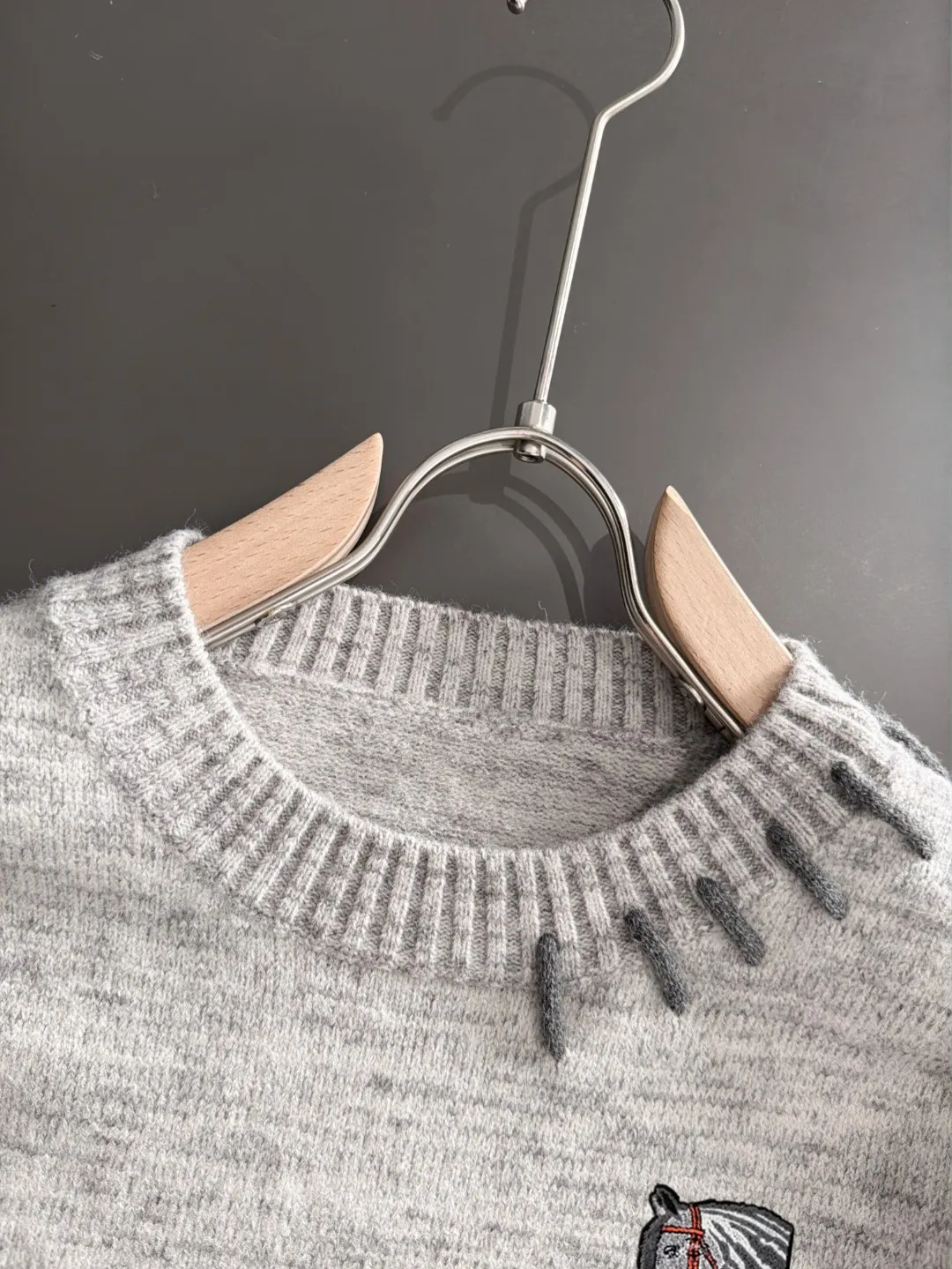 Next day shipment P195 Hermès High Quality 2026 Autumn and Winter latest sweaters from the official website, on sale at the counter at the same time Hot Sale! Specially made of wool blended fabric. It feels comfortable and can be directly in contact with the skin. The logo badge is exquisitely embroidered, which is extremely eye-catching! The details highlight the fashionable charm of big brands. Exquisite workmanship. Three-dimensional cutting style. The wearing effect is invincible and handsome! All three standards are complete! Sizes:M-3XL